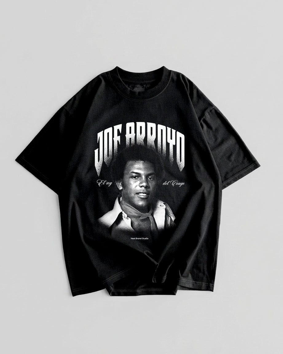 Camiseta negra de manga corta con retrato de Joe Arroyo, su nombre y frase El rey del Congo