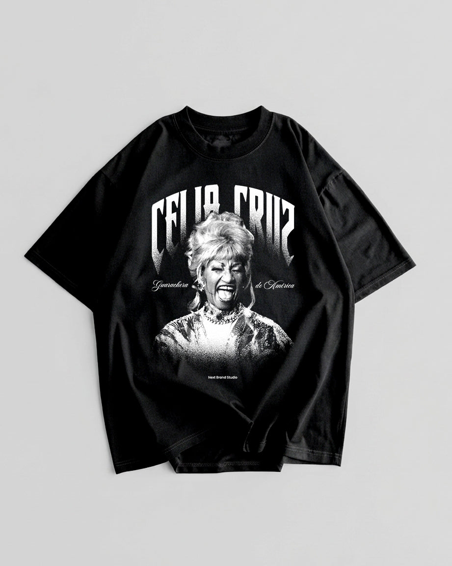 Camiseta negra de manga corta con retrato de Celia Cruz y texto Guarachera de América