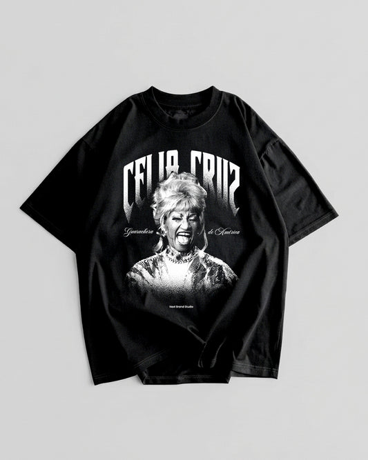 Camiseta negra de manga corta con retrato de Celia Cruz y texto Guarachera de América
