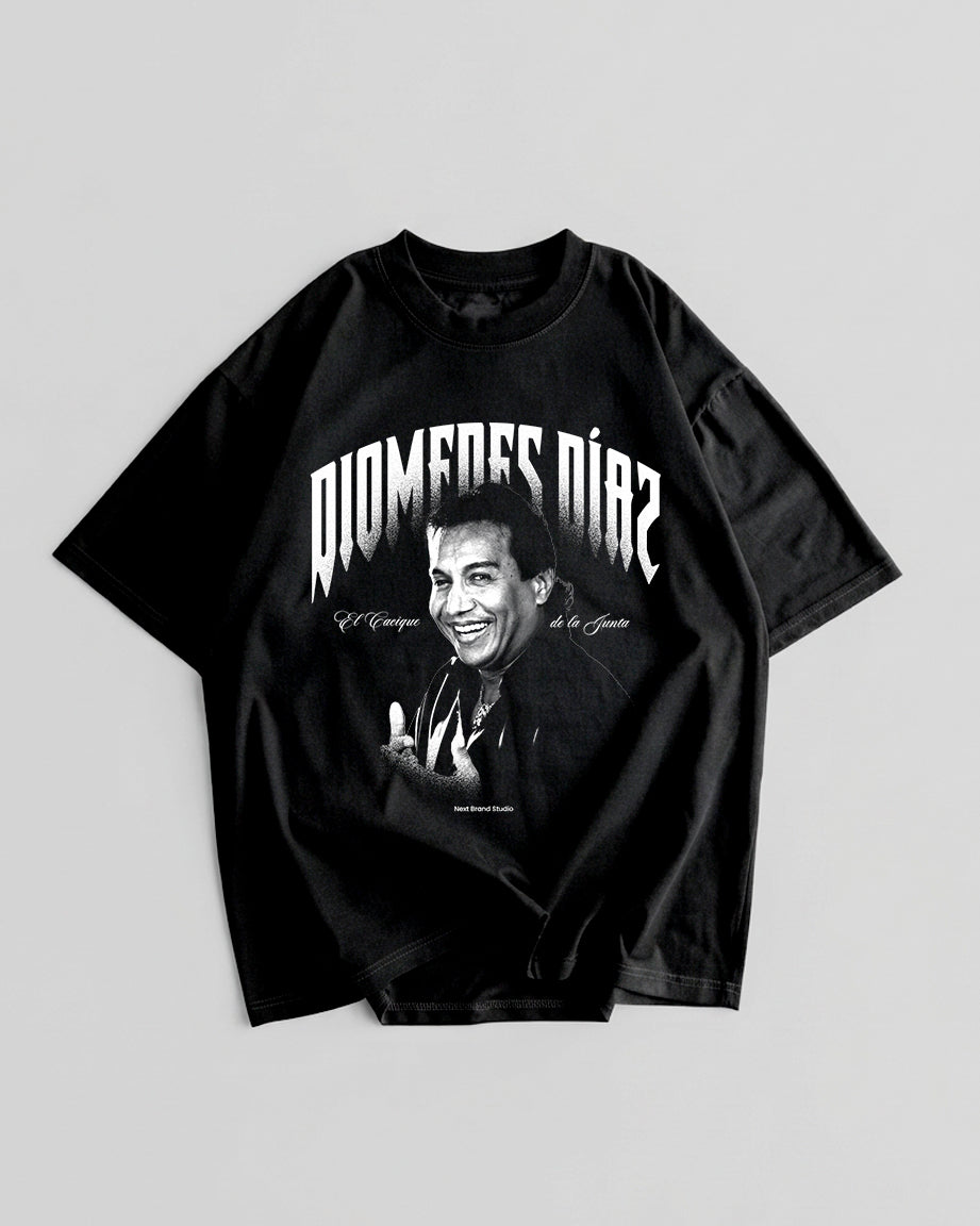 Camiseta negra con retrato de Diomedes Díaz y frase El Cacique de la Junta