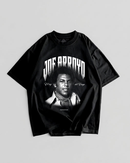 Camiseta negra de manga corta con retrato de Joe Arroyo, su nombre y frase El rey del Congo